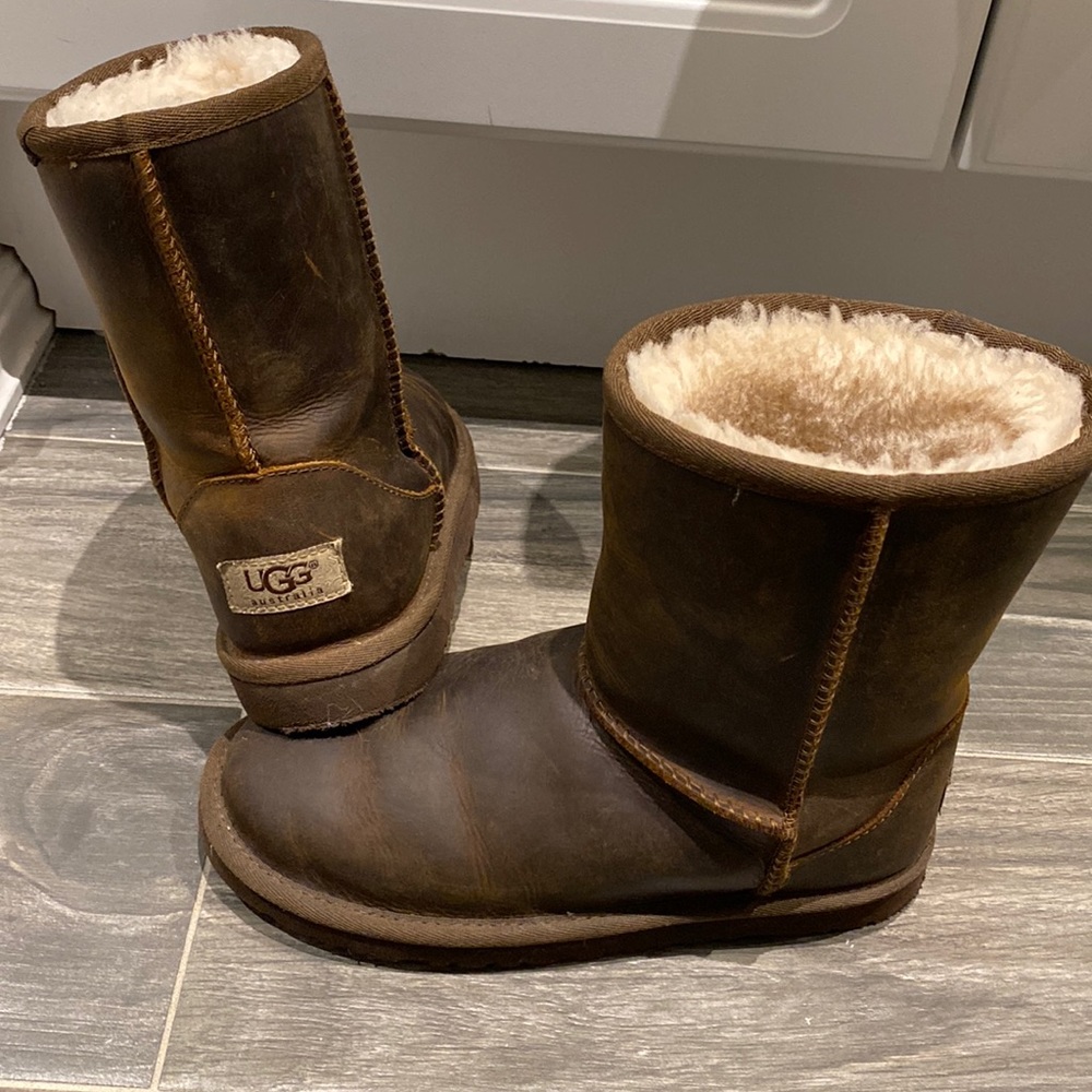 Girls size 3 Classic leather chestnut UGG